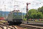 Nachschuss auf E40 128, als sie am 18.06.2016 am Ausfahrsignal vom Rangierbahnhof von Koblenz Lützel vorbei fuhr, während der Fahrzeugparade des Sommerfestes vom DB Museum.