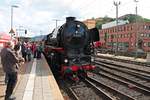 Nachdem am 18.06.2016 die UEF 01 1066 in Koblenz Hauptbahnhof an andere Ende ihres Sonderzuges gesetzt hatte, stand sie nun am Bahnsteig mit vielen Schaulustigen und wartete auf ihre Ausfahrt.