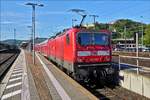 Lok 143 263 schiebt ihren Zug die letzten Meter in das Kopfgleis vom Bahnhof Koblenz.