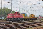 Am Nachmittag des 22.06.2019 rangierte NRAIL/Hering Bahnbau GmbH 261 004-6  Paula , nachdem sie zuvor schon einen Teil ihres Bauzug weg rangiert hatte, mit einem Kran aus dem Rangierbahnhof in Koblenz Lützel neben das DB Museum, um gleich wieder den Kran in den Rangierbahnhof zu drücken.