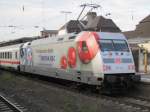 Eine besondere Bespannung vom IC 2318 Stuttgart-Kln. 101-144  Hertha BSC  schiebt diesen Zug am Abend des 31.7.10. Hier beim Halt in Koblenz