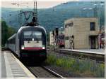 Findet die Bundesgartenschau im Koblenzer Hauptbahnhof statt? ;-) Diesen Eindruck vermittelt jedenfalls die Einfahrt des EC nach Kiel am 22.05.2011 inmitten der ppigen Vegetation in den Hauptbahnhof von Koblenz. (Jeanny)