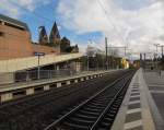 Die Bahnsteige 1 und 2 in Koblenz Stadtmitte. Im Hintergrund die Herz Jesu Kirche; 24.04.2012