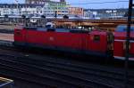 Eine RE 1 aus Saarbrücken mit Doppelstockwagen und geschoben von der 143 932-2 auf Gleis 9 des Hbf Koblenz.