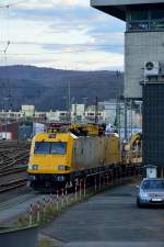 Vorm Stellwerk in Koblenz Hbf steht der 711 205 abgestellt.