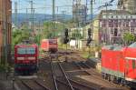 Betrieb im Koblenzer Hbf am Abend des 15.6.2014.....die 143 090-0 mit der 181  Mosel  stehen auf einem Gleis, im Hintergrund fährt 101 087-5 auf ihr Abstellgleis nach dem sie einen IC nach