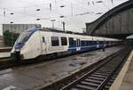 9442 874-5 fährt am 1.7.2017 als RB48 (RB32479)  Rhein-Wupper-Bahn  von Köln Messe/Deutz nach Bonn-Mehlem aus dem Kölner Hauptbahnhof aus.