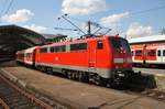 111 037-8 schiebt am 4.7.2017 den RE8 (RE10838)  Rhein-Erft-Express  von Köln Messe/Deutz nach Kaldenkirchen in den Kölner Hauptbahnhof. 