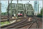 Die 101 017 rollt mit einem Ersatzzug am 27.05.2007 ber die Hohenzollernbrcke zum Klner Hauptbahnhof.