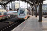 Hier verlässt ein ICE 4 als ICE 610 den Hauptbahnhof von Köln in Richting Dortmund.