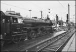 41 360 steht mit einem Dampfzug im Klner Hauptbahnhof, und wartet auf Grn.