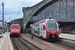 101 131-1 wartet mit ihrem IC im Kölner Hbf während CFL Kiss 2304 bereits ausfährt.