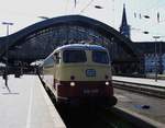 E-LOK E10 1309 der AKE MIT RHEINGOLD-ZUG IM HBF KÖLN
Die AKE-E 10 mit Rheingold-Zug am 20.8.2019 vor der Bahnhofshalle in KÖLN/HBF..