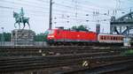 DB Regio 143 949 fährt mit einem S-Bahnzug von der Hohenzollernbrücke kommend in Köln Hbf ein (01.06.1999); digitalisiertes Dia.