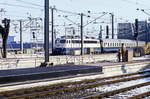 E 10 mit einer schönen Garnitur Reisezugwagen in oceanblau/beige bei der Einfahrt in den Kölner HBF.