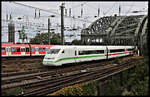 Ein ICE 2 verläßt mit Steuerwagen 808021-0 voraus am 20.9.2021 um 14.06 Uhr die Hohenzollernbrücke und fährt aus Berlin kommend in den HBF Köln ein.