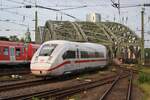 412 215 (7812 215-8) fährt am Abend des 19.06.2021 als ICE856 von Berlin Ostbahnhof in den Kölner Hauptbahnhof ein.