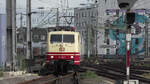 111 212-7 von DB Gebrauchtzug macht sich am Morgen des 09.04.2022 im Auftrag von AKE auf den Weg vom Kantinengleis in Köln Hbf in den Betriebsbahnhof um den AKE-Rheingold für einige