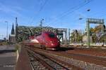 Auf der knapp 400m langen und über 100 Jahre alten Hohenzollernbrücke in Köln mit dem markanten Kölner Dom im Hintergrund fährt am 19.10.2022 der TGV Thalys 4304 nach seiner