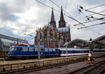 Die TRI 110 428-0 (91 80 6110 428-0 D-TRAIN), ex DB E 10 428, steht mit einem National Express Zug am 22.12.2018 im Hauptbahnhof Köln, vor der wohl weltweit größten Bahnhofskapelle, dem