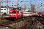 101 115 BahnBonus mit dem IC 2215 am Kölner Hbf am 27.04.2023.