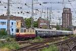 Edeler Besuch in Köln. Im Rahmen einer Deutschlandrundreise fuhr die Schweizer 421 393 mit einem Sonderzug von Koblenz durch Köln weiter nach Essen. In Köln Hbf wurde ein 15 Minütiger Betriebshalt eingelegt wo die Fahrgäste den Kölner Dom vom Bahnsteig aus aufnehmen konnten und sich die Beine vertreten konnten.

Köln 19.06.2023