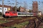 111 158 mit TCS 26478 am 08.09.2023 in der Einfahrt des Hbf Köln