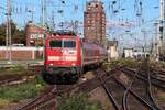 111 137 schlängelt sich mit dem TCS 26480 durch die Weichenstraßen vor dem Hbf Köln.