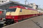 101 001 steht mit dem Clubwagen der AKE und der VEB 218 139 auf dem Kantinengleis im Kölner Hbf am 13.04.2024