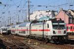 147 561-5 eine IC-Doppelstockwagengarnitur schiebend bei der Ausfahrt aus dem Kölner Hauptbahnhof am 08.03.2025