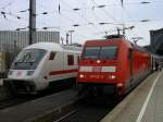 IC Treff im Klner Hbf., links Gleis 8 Steuerwagen in Richtung ???,rechts die BR 101 122-0 mit IC 2115 nach Stuttgart.
(24.02.2008) 