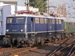 E10 121 fhrt mit einem Gesellschaftssonderzug auf Gleis 2 des Klner Hbf.