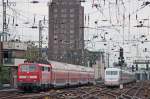 111 013-9 mit dem RE29726 aus Krefeld nach Rheine bei der Einfahrt in Kln Hbf, 23.7.10