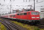 DB E 111 009-7 als Schublok mit RE9 (Rhein-Sieg) nach Aachen, hier bei Ausfahrt von Kln Hbf am 28.09 2010.