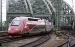 ein Thalys berquerte am 7.11.2010 die Rheinbrcke an Klner Hbf.