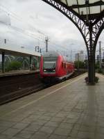 Ein Dosto Steuerwagen fährt in Köln Hbf ein am 18.07.09