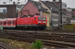 Ein S6 X-Wagenzug von der 143 292-1 gezogen, aus Nippes kommend in Richtung Essen fahrend, ist hier gerade bei der Einfahrt in den Kölner Hbf.