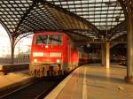 111 101-2 kam bei den ersten Sonnenstrahlen mit dem AKE151 nach Papenburg in den Kölner Hbf eingefahren.