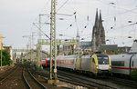 ES 64 U2-017 hat den Kölner Hbf mit einem Nachtzug am Haken verlassen.