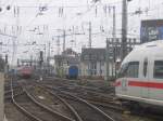 Ein Blick auf das Vorfeld des Klner Hbfs......Die 101 schiebt ihren IC 2044 aus Leipzig auf den Betribshof, 403 Mnster (Westf) verlsst Kln in Richtung Frankfurt am 07.04.07