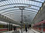 Bahnhof Köln/Bonn Flughafen -     So schön das Glasdach auch ist, an sonnigen Sommertagen ist es darunter unangenehm heiß, so bei unserem Besuch am 31.