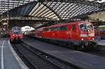 111 037-8 trifft am 3.7.2017 mit dem RE8 (RE10839)  Rhein-Erft-Express  von Kaldenkirchen nach Köln Messe/Deutz im Kölner Hauptbahnhof auf 442 254-9 als RE9 (RE10903)  Rhein-Sieg-Express  von Aachen Hauptbahnhof nach Siegen.
