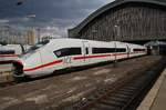 407 503-2 steht am 3.7.2017 als ICE911 von Köln Hauptbahnhof nach Frankfurt(Main) Hauptbahnhof im Startbahnhof bereit.