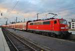 111 116 schiebt am Abend des 3.7.2017 den RE9 (RE10932)  Rhein-Sieg-Express  von Siegen nach Köln Hauptbahnhof aus dem Hauptbahnhof der Domstadt in die Abstellung.