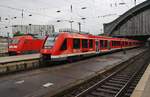 620 004-1 macht sich am 1.7.2017 als RB24 (RB11429)  Eifel-Bahn  von Köln Messe/Deutz nach Kall im Kölner Hauptbahnhof auf den Weg. Im Hintergrund steht 101 017-2 mit dem IC2027 von Hamburg-Altona nach Passau Hauptbahnhof.