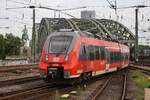 442 260-6 und 442 263-0 fahren am 16.8.2017 als RE9 (RE10920)  Rhein-Sieg-Express  von Siegen nach Aachen Hauptbahnhof in den Kölner Hauptbahnhof ein.