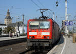 DB: Köln Hauptbahnhof.
Impressionen vom 26. September 2017.
Mit etwas Geduld konnten auch noch ältere Fahrzeuge im Plandienst beobachtet und natürlich verewigt werden.
Baureihe 143 (ehemals DDR) mit Baujahr 1984.
Foto: Walter Ruetsch