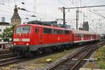 111 037-8 stellt am 2.7.2017 den RE9 (RE11591)  Rhein-Sieg-Express  von Köln Hauptbahnhof nach Siegen in der Domstadt bereit.