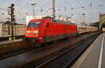 101 134-5 steht am Abend des 1.7.2017 mit dem IC2315 von Westerland(Sylt) nach Frankfurt(Main) Hauptbahnhof im Kölner Hauptbahnhof.

