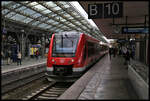 DB 620541 nach Gummersbach fährt am 14.5.2021 um 11.57 Uhr in Köln HBF Gleis 1o ein.
Der LED Aufforderung NICHT EINSTEIGEN leisteten wir zum Glück keine Folge!